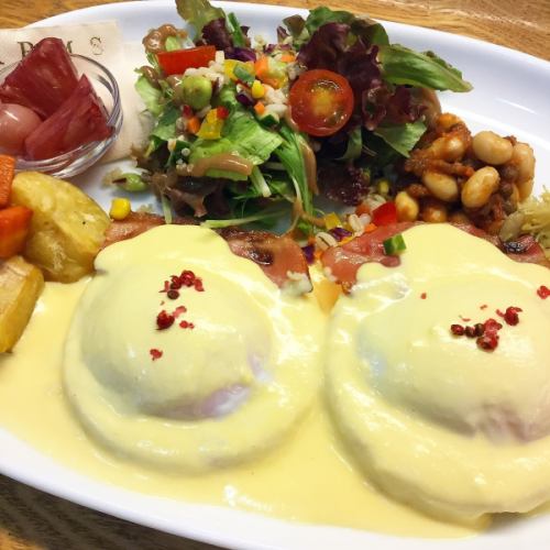 Classic Eggs Benedict Plate