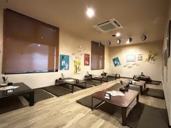 1階フロア、2～4名様でご利用いただけるお席を豊富にご用意しております。お客様の人数に合わせて、最大16名グループテーブル席ご用意可能ですので、大人数でのご利用、お気軽にご相談ください！