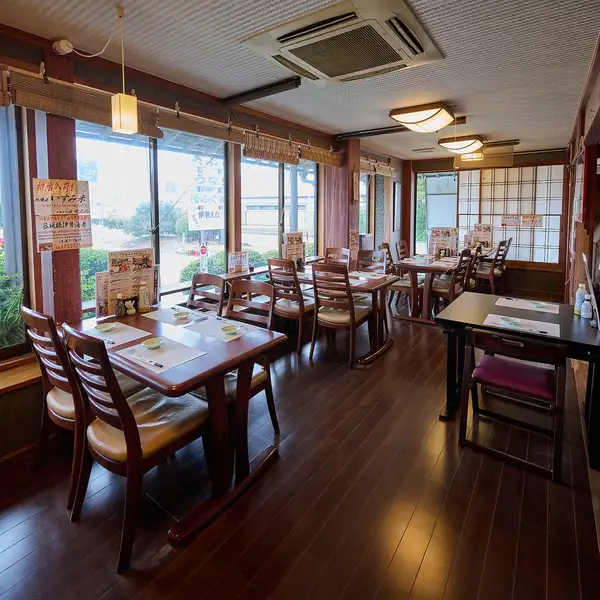木のぬくもり溢れる個室テーブル席で、いすみの厳選食材を心ゆくまでご堪能ください。当店は大小宴会場を完備しており、ご家族での会食や接待はもちろん、慶弔、忘新年会、同窓会など、あらゆる集まりに最適です。落ち着いた空間で、素材の味を最大限に引き出したワンランク上の地魚料理を囲み、特別なひとときを。