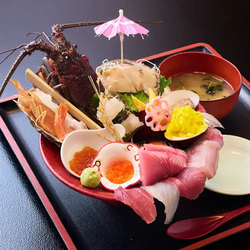 房総一の華やかさ！【極上いすみ丸ごと海鮮丼】いすみの至宝を丸ごと盛り込んだ極上の一品をどうぞ。