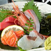 こだわりの新鮮魚介！まぐろ、鯛、イカや貝など！造り盛り5種1298円（税込）