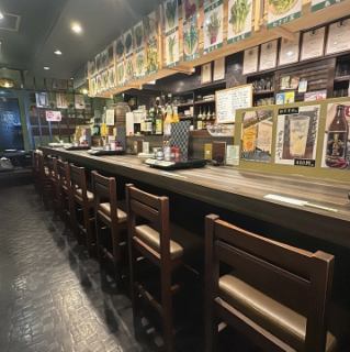 活気ある調理風景を間近で見られるカウンター席は、お一人様でも気軽に楽しめる特等席。スタッフとの会話も弾みやすく、お料理のこだわりや旬の情報を聞けるのも魅力です。デートやサク飲みにも最適で、臨場感あふれる中で草鍋をご堪能いただけます。