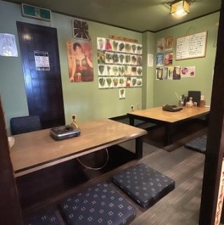 当店を丸ごと貸し切って、特別な宴会はいかがでしょうか。最大23名様まで収容可能で、会社の歓送迎会や打ち上げ、各種イベントなど、大人数での集まりに最適です。レイアウトも自由自在で、参加者全員が一体となって盛り上がれるプライベート空間を提供します。