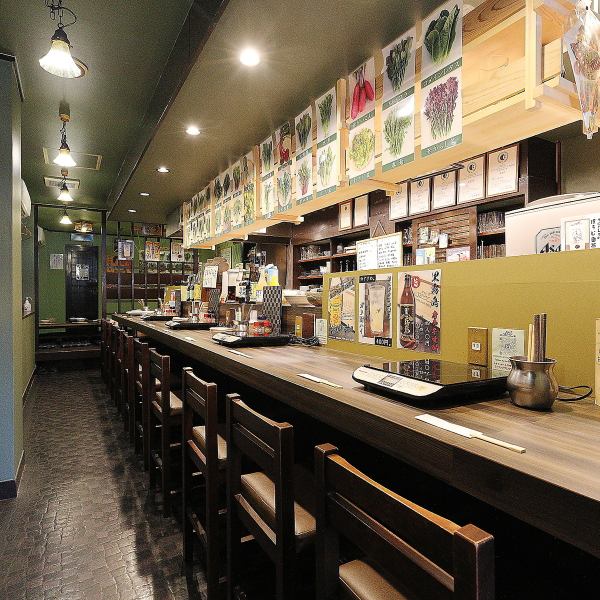 Our counter seats are a comfortable space where even those dining alone can enjoy their kusa nabe without hesitation.From the counter with 10 seats lined up in a row, you can enjoy watching the lively cooking scene while waiting for your food.Perfect for a drink after work or on a date.