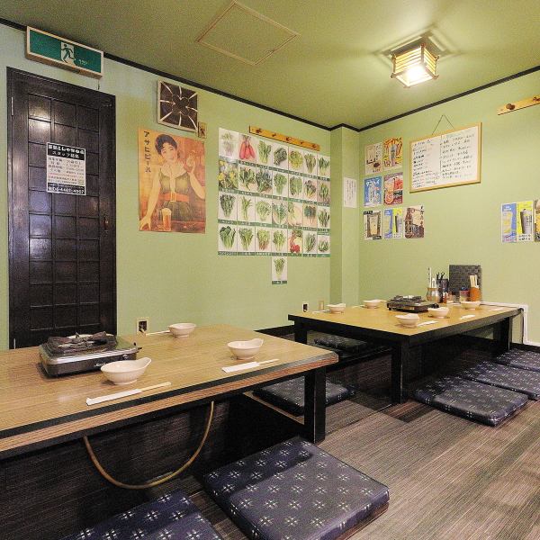 Two spacious tables can accommodate up to 13 people.It can accommodate a minimum of 8 people and is ideal for company banquets and large groups.Please gather around the table and enjoy a lively meal of kusa nabe and have a great time.