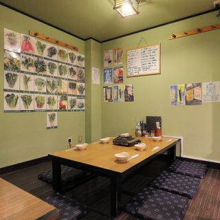 餐厅内设有允许吸烟的座位。吸烟的顾客也可以在轻松的氛围中无忧无虑地享用餐点。如果您需要此项服务，请在预订时告知我们。