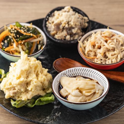 【当店名物！】ヘルシーなおばんざいをご用意しております。3種盛690円(税込)～