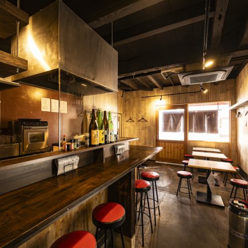 <p>居心地の良いカウンター＆テーブル席を完備◎お一人様でも気兼ねなく過ごせるカウンターを7席ございますのでお仕事帰りのサク飲みにも最適です。また、テーブル席は2名様×3、6名様×1、8名様×1と人数に合わせて対応可能です！デートや女子会、少人数のグループ飲みなど、シーンに合わせて使い分けができます。</p>
