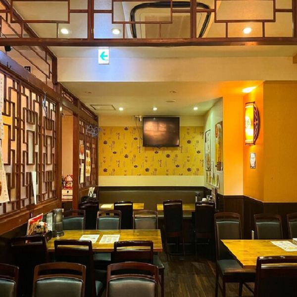 [Also available for parties and private use]<JR京浜東北線大森駅 徒歩1分、大森海岸駅 徒歩5分> The restaurant has four tables that seat four people and seven tables that seat six people, so it can accommodate large groups. Tables can also be connected or rented for private use, so it can be used for anything from a solo lunch to a large banquet. Private reservations can accommodate up to 80 people.