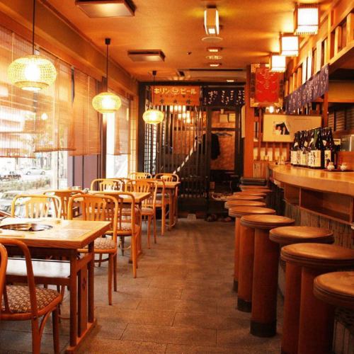 <p>Table seats and counter seats with great views.It&#39;s close to Umeda, so it&#39;s a calm space perfect for dates or families.</p>