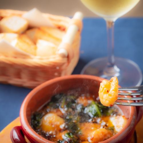 Whole shrimp with head and broccoli ajillo