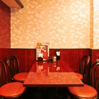 【テーブル席】少人数の女子会やご友人とのご利用に最適！4名様までご利用いただけます。当店でわいわいとお楽しみください☆