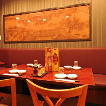 【テーブル席】こちらのお席は、反対側がソファー席となっております。ご家族でのご利用にも最適です！長時間座っていても苦ではありません♪