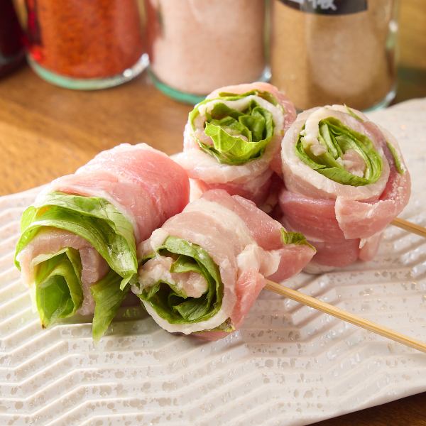サクサクの揚げ串と個性的な創作串の豪華盛り合わせ、心躍る美味しさが詰まっています！