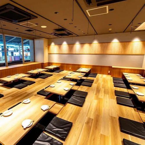 最大100名様まで！広々としたフロアを貸切で満喫！席の移動も楽々出来る広々とした空間は、会社宴会や打ち上げ、同窓会などにぴったりです◎貸切条件：30名様以上（詳しくはお問い合わせください）