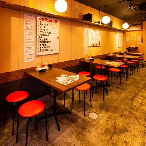 最大16名様までご利用いただけるテーブル席。お友達やご家族と共に、心地よい空間で特別なひとときをお過ごしください。