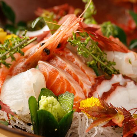 新宿西口の宴会は完全個室の当店で。こだわりの肉や新鮮な海鮮も