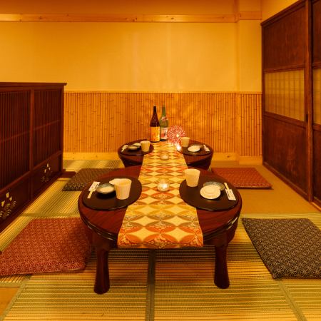 【4名様～女子会向けお席】扉付き完全個室でプライベートなお時間をお愉しみ頂けます♪プライベート個室は女子会・ママ会や合コン、誕生日のお祝いにもピッタリです！温もり溢れる寛ぎ空間でご宴会をお愉しみ下さい。