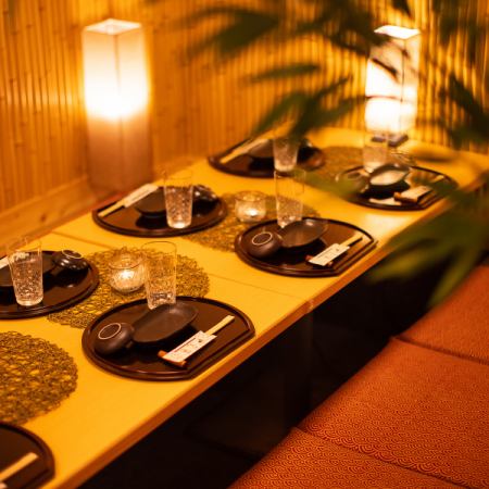 【4名～6名様テーブル】開放的な造りでゆったりとお過ごし頂けるお席となっています。お席のみのご予約も受付中！新宿駅徒歩1分！駅近で集まりやすい立地♪周りを気にせず楽しめる空間で、最高のひと時を過ごしてみませんか？