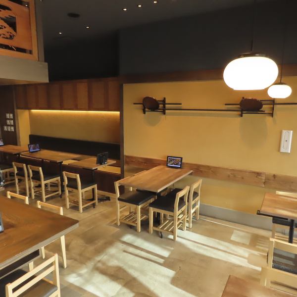【テーブル席】和の雰囲気のある店内に馴染むテーブル席をご用意しています。木を基調としたテーブルと椅子が並んでおり、テーブルのレイアウトは人数やシーンに合わせて自由に調整可能です！少人数でのお食事だけでなく、ちょっとした集まりにも最適です◎落ち着いた和の空間でゆっくりお食事をお楽しみください。