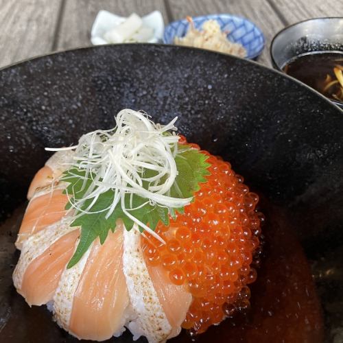 炙りサーモンの親子丼