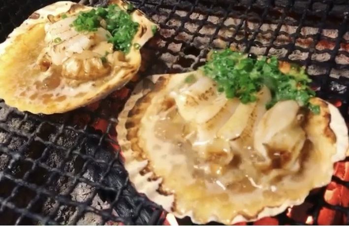 Charcoal-grilled live scallops with butter and soy sauce