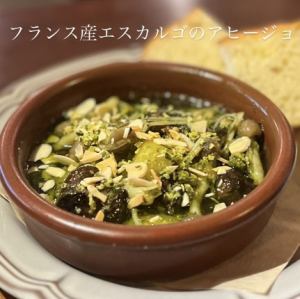 エスカルゴとじゃがいものアヒージョ　フォカッチャ付き