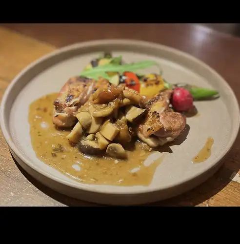 伊達鶏の炭火焼き　粒マスタードソース