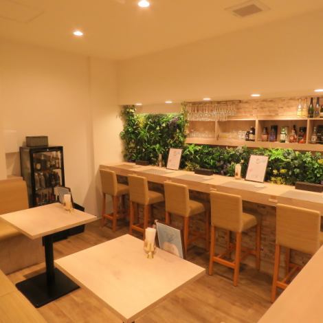 小宴会にも利用できる広々としたテーブル席や、用途に応じてレイアウト変更が可能なフロア空間をご用意しています。宴会やパーティで複数名が一体感を持って過ごせるよう座席配置に工夫があり、ゆったり座れる椅子や、落ち着いた照明が心地よさを演出◎店内全体の雰囲気が和やかで、会話もはずみやすくなります♪