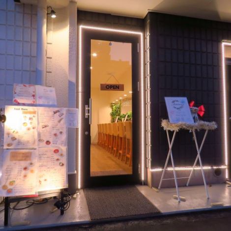 アモレアは外観も店内も親しみやすく、駅からのアクセスも便利です。お店独自のサービスとしてサプライズ対応や記念日演出のご相談も承ります◎予約時やご来店時のご要望にも柔軟に対応し、お客様一人ひとりのニーズに寄り添ったおもてなしを心がけています。お気軽にふらっとお立ち寄りください♪