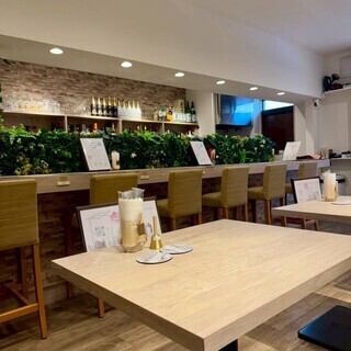 ごゆっくりお寛ぎいただけるテーブル席有り！デートにもピッタリな空間です♪