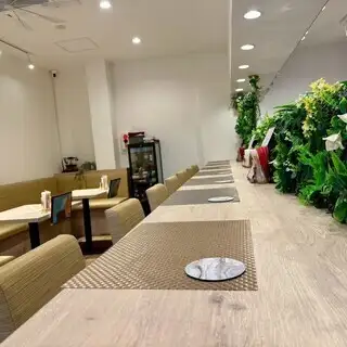카운터는 8석(콘센트 완비) 한 분이나 커플에게 인기의 개방적이고 세련된 특등석.녹색 장식과 부드러운 조명이 편안한 공간을 연출하고 술을 한 손에 느긋하게 어른의 휴식 시간을 보낼 수 있습니다.