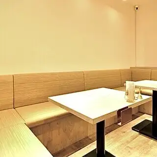 【흡연 플로어】2~3분용.애연가 쪽도 신경쓰지 않고 편히 쉬는, 프라이빗감이 있는 차분한 공간.모던하고 세련된 인테리어에 둘러싸여 있으면서 식사나 식후의 한복을 느긋하게 즐길 수 있는, 어른을 위한 릴렉스석입니다.