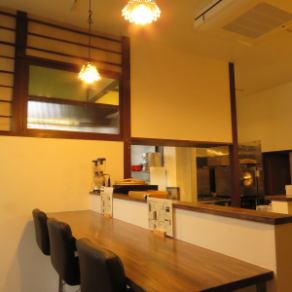 Counter seats where you can enjoy the atmosphere ♪ [Kokubunji hideaway old folk house kitchen panda where you can enjoy sake such as food and wine while watching the chef's commitment and cooking scenery]