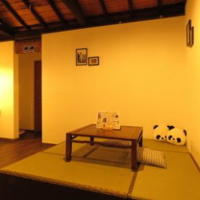 The tatami room is our recommended seat ♪ You can relax and enjoy it when it is used by 4 people! [Kokubunji hideaway old folk house kitchen Panda]