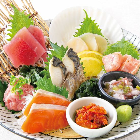 自慢のコース料理では、新鮮な刺身大漁盛りが味わえる！