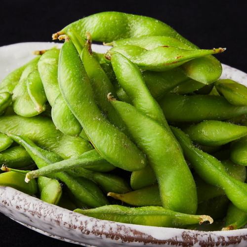 Salt-boiled green soybeans