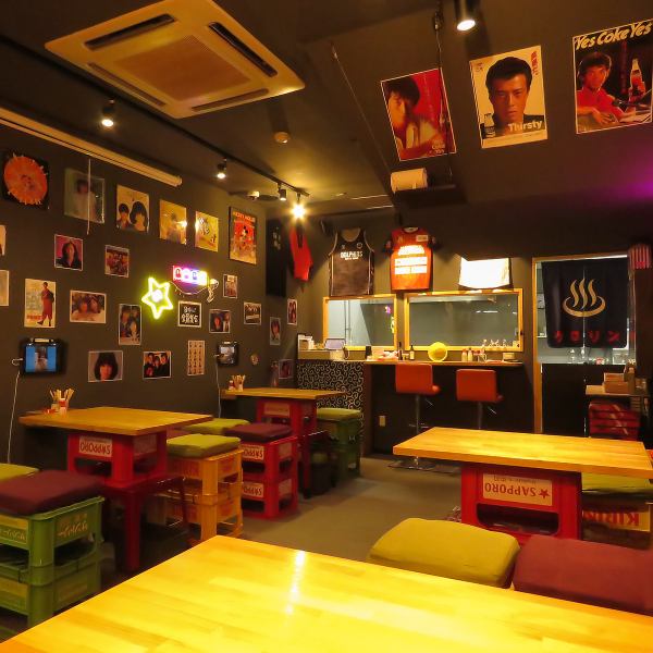 【昭和レトロな居酒屋】どこか懐かしさを感じる昭和レトロな店内で美味しい料理とドリンクをお楽しみください。大型のスクリーンもご用意しておりますので、スポーツバーのようにみんなでわいわい盛り上がることもできます！