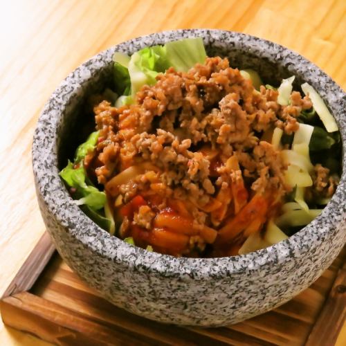 [Popular Stone-Grilled Rice Series] Enjoy Hot Stone-Grilled Taco Rice 1,100 yen (tax included)