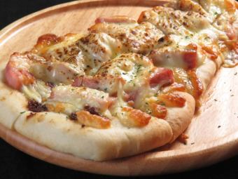 Charcoal-grilled thick-sliced bacon and cheese naan pizza