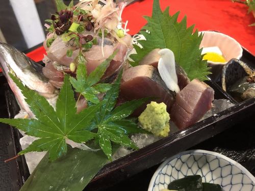 竹莢魚和時令鰹魚生魚片套餐