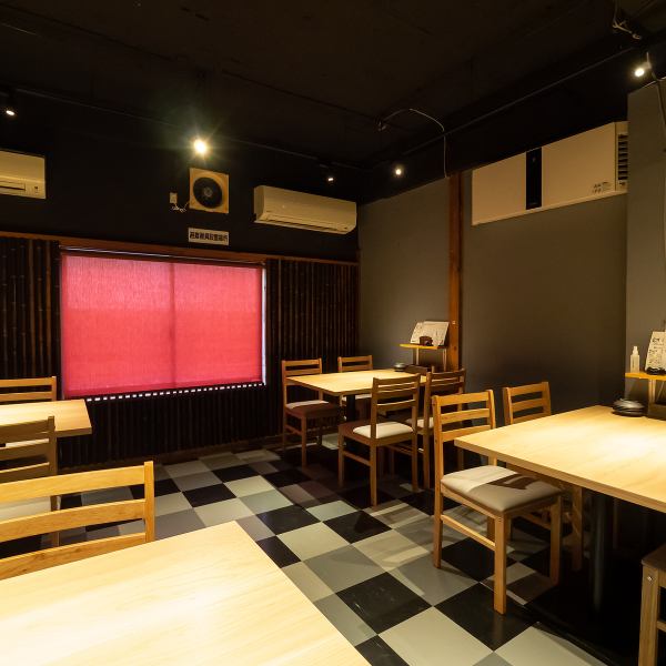 【個室/2～4名】≪会社宴会、歓送迎会、イベント利用、結婚式の二次会にも便利なお席≫4名掛けテーブルを4席ご用意。お席は余裕を持った配置でパイプ椅を追加すれば最大20～24名様まで収容可能◎コロナ対策として大きな窓もあり、換気をしながらご利用いただけます！