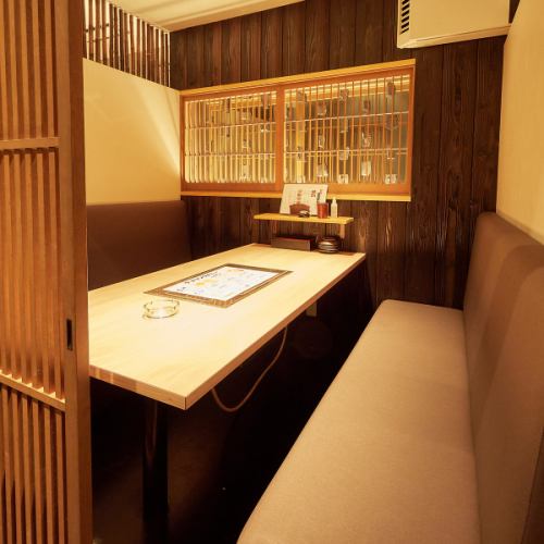 <p>【テーブル個室/4～6名】≪お子様連れにも安心のお席≫完全個室で小さなお子様も安心。ご家族や宴会でもゆっくりとお寛ぎ頂けます。また、室内には換気機能も備えており、喫煙も可能です。個室席は人気のため、事前のご予約がオススメです！</p>