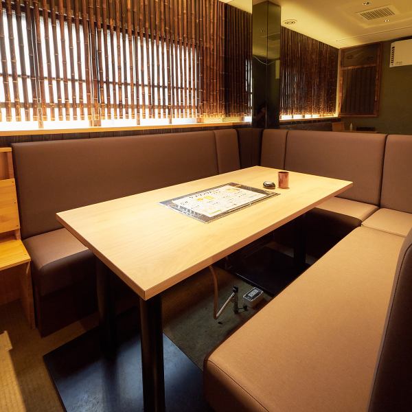 【テーブル個室/4～8名】≪デート、女子会、少人数向けのお席≫両側ソファータイプのベンチシートは居心地も抜群。まわりの目を気にせずゆっくりとお過ごしいただけます。人気のお席につき、ご予約時には空き状況をご確認ください。