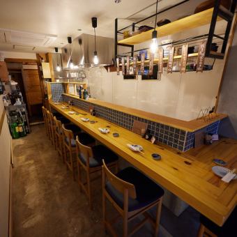 【明るい店内で、くつろぎのひとときを。】明るい雰囲気が広がる店内で、木のカウンターに座りながら、くつろぎのひとときをお過ごしください。多数の座席が用意されており、お一人様も大歓迎です。お気軽にお立ち寄りください!♪デートにもぴったりです。大人の隠れ家的雰囲気がございますので、大人の方にぴったり!