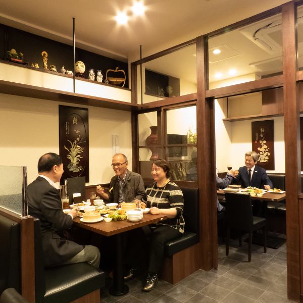 テーブル席でご案内します！各種宴会や接待にも使える個室あります。個室は最大15名様迄！会社帰りや気の合う仲間、ご家族で気軽に囲んでください。