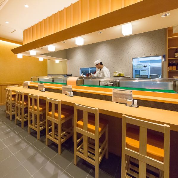 落ち着いたカウンター席。全10席をゆったりとご用意しています◎おひとり様でのご利用はもちろん、大切な方とのデートにもおすすめ。目の前では職人が一貫一貫丁寧に握る姿を眺められ、ライブ感たっぷり！お料理が仕上がっていく臨場感を楽しみながら、会話も自然と弾みます。静かで上質な時間を過ごしたい方にぴったり！