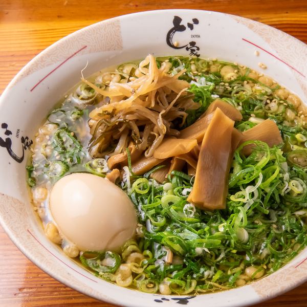 刻み葱大盛りアツアツの〆ラーメンで、宴会を一区切り！宴会の余韻を味わいつつ、次の二次会に思いをはせて