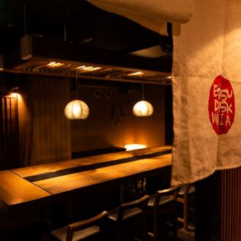 【風の間】…当店最大のテーブル席ひとテーブルで最大20様までお座り頂けます。間接照明が寛ぎの雰囲気を演出します。
