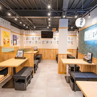 这里非常适合小型聚会、约会或下班后小酌一杯！您可以品尝到技艺精湛的厨师制作的寿司和新鲜海鲜，这里也是与伴侣轻松小酌的好去处。